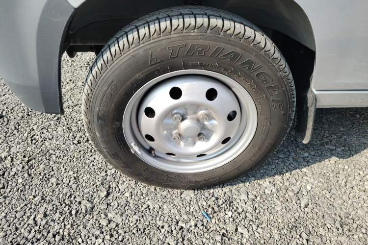 Used Wuling Zhiguang Small Truck 2023 1.5L Double-Cab LAR Left Front Wheel Hub