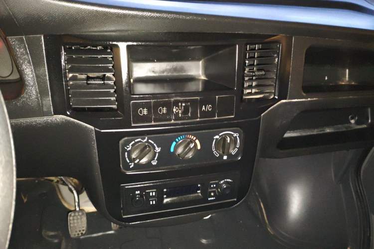 Used Wuling Zhiguang Small Truck 2016 1.2L Double-Cab LSI Audio And AC Panel