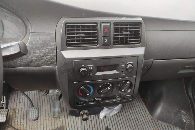 Used Wuling Zhiguang Small Truck 2016 1.2L Single-Row LSI Audio And AC Panel