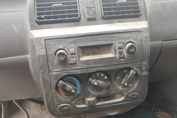 Used Wuling Zhiguang Small Truck 2016 1.2L Single-Row LSI Audio And AC Panel