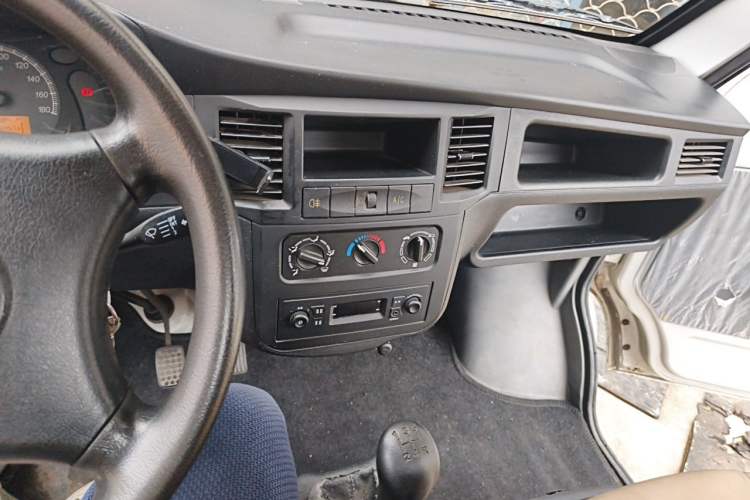 Used Wuling Zhiguang Small Truck 2016 1.2L Single-Row LSI Audio And AC Panel