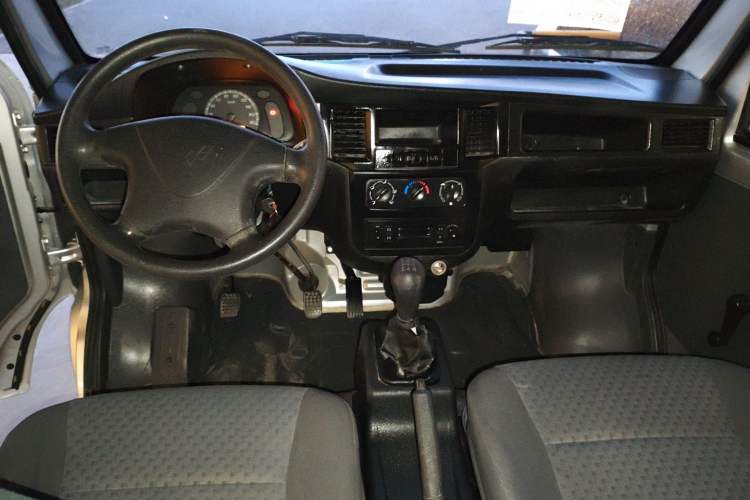 Used Wuling Zhiguang Small Truck 2016 1.2L Double-Cab LSI Center Console