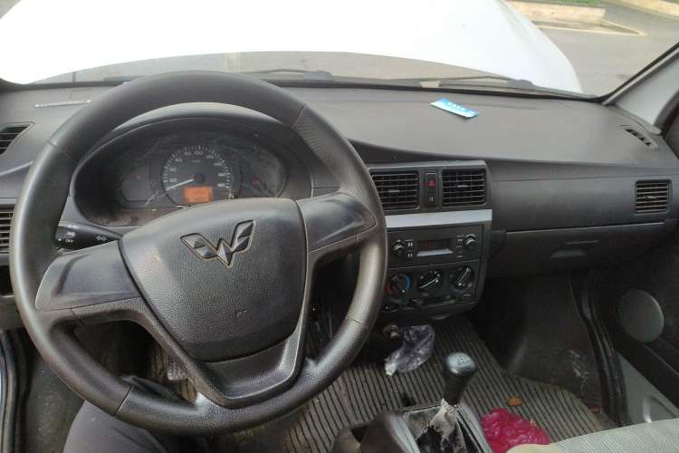 Used Wuling Zhiguang Small Truck 2016 1.2L Single-Row LSI Center Console