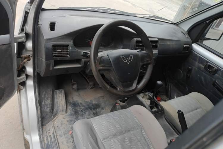 Used Wuling Zhiguang Small Truck 2016 1.2L Single-Row LSI Center Console