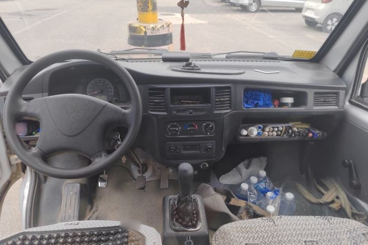 Used Wuling Zhiguang Small Truck 2016 1.2L Single-Row LSI Center Console