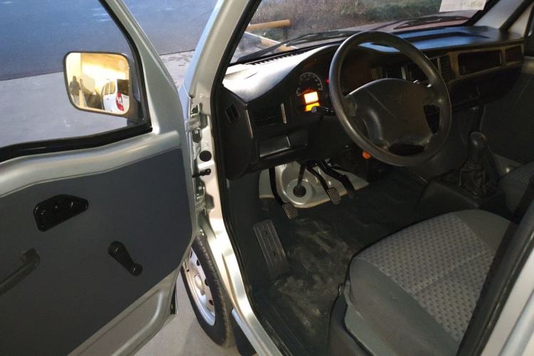 Used Wuling Zhiguang Small Truck 2016 1.2L Double-Cab LSI Driver Seat