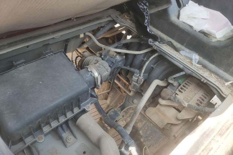 Used Wuling Zhiguang Small Truck 2016 1.2L Double-Cab LSI Engine Bay