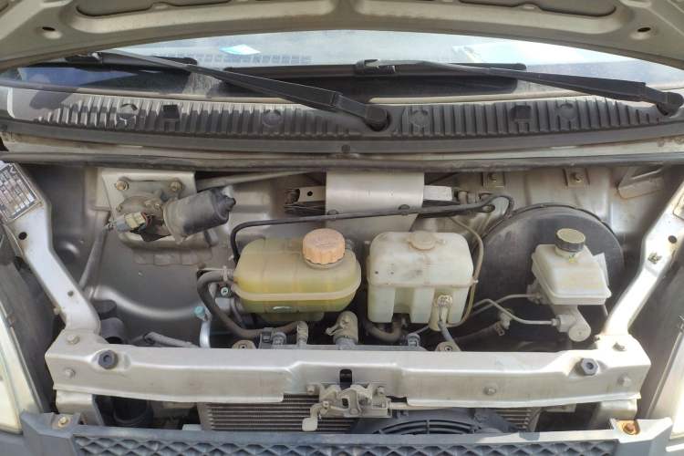 Used Wuling Zhiguang Small Truck 2016 1.2L Single-Row LSI Engine Bay
