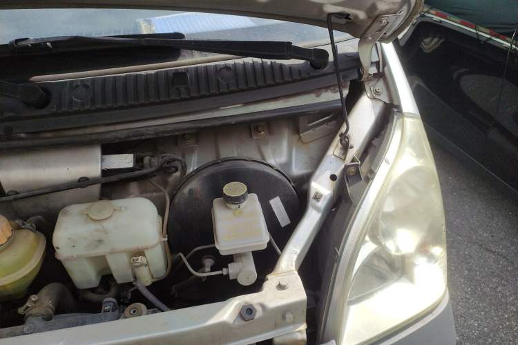 Used Wuling Zhiguang Small Truck 2016 1.2L Single-Row LSI Engine Bay Left
