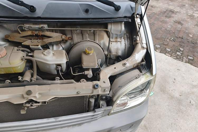 Used Wuling Zhiguang Small Truck 2016 1.2L Single-Row LSI Engine Bay Left