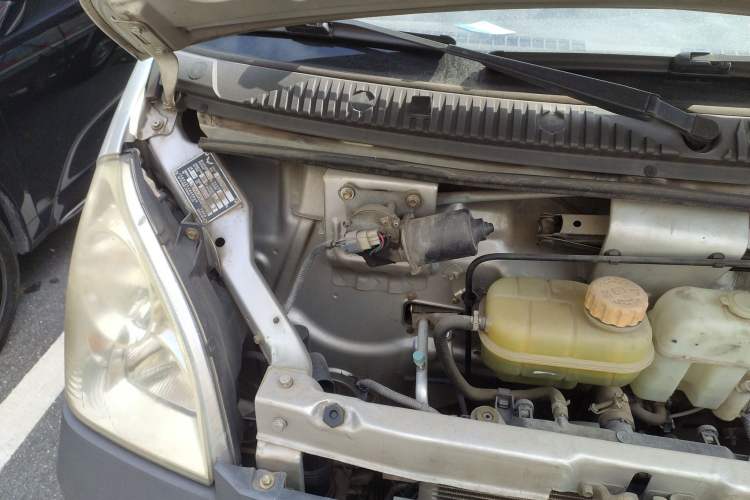Used Wuling Zhiguang Small Truck 2016 1.2L Single-Row LSI Engine Bay Right