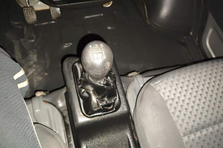 Used Wuling Zhiguang Small Truck 2016 1.2L Double-Cab LSI Gear Lever