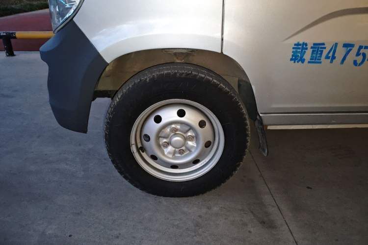 Used Wuling Zhiguang Small Truck 2016 1.2L Double-Cab LSI Left Front Wheel Hub