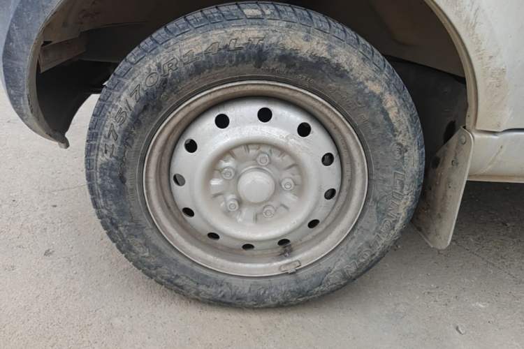 Used Wuling Zhiguang Small Truck 2016 1.2L Single-Row LSI Left Front Wheel Hub