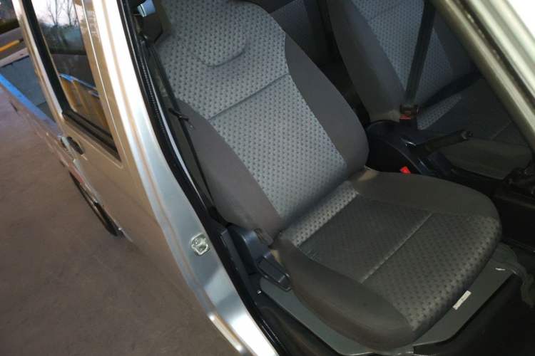 Used Wuling Zhiguang Small Truck 2016 1.2L Double-Cab LSI Right Front Seat