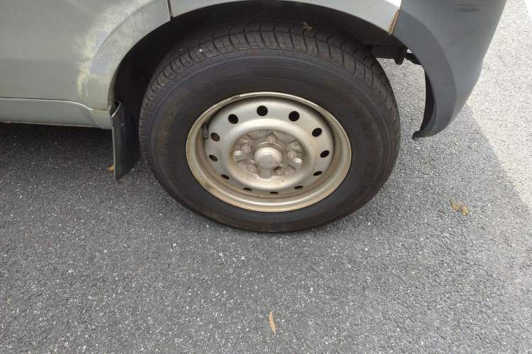 Used Wuling Zhiguang Small Truck 2016 1.2L Single-Row LSI Right Front Wheel Hub