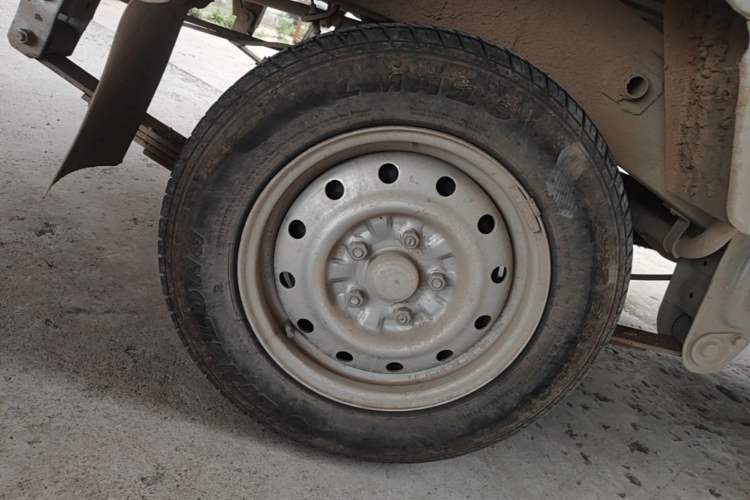Used Wuling Zhiguang Small Truck 2016 1.2L Single-Row LSI Right Rear Wheel Hub