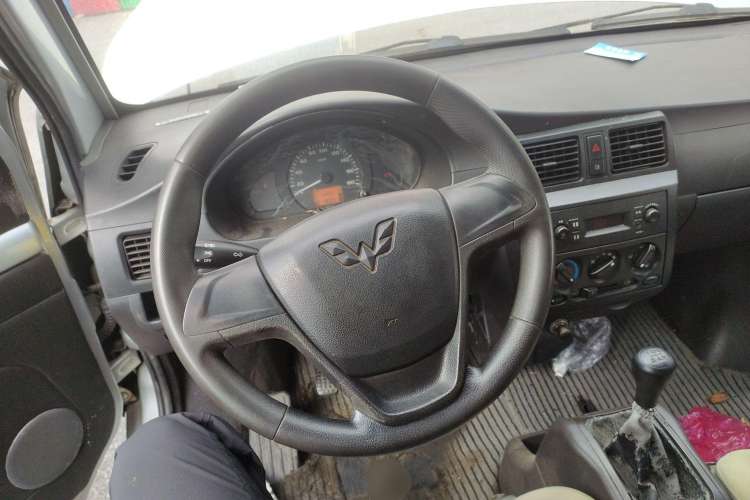 Used Wuling Zhiguang Small Truck 2016 1.2L Single-Row LSI Steering Wheel