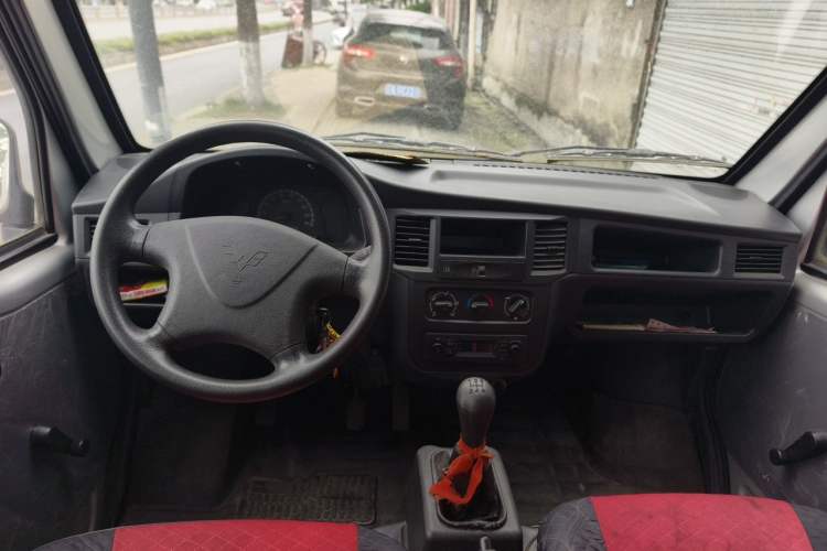 Used Wuling Zhiguang Small Truck 2019 1.2L Double Cab Center Console