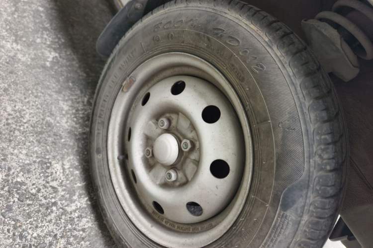 Used Wuling Zhiguang Small Truck 2019 1.2L Double Cab Right Front Wheel Hub
