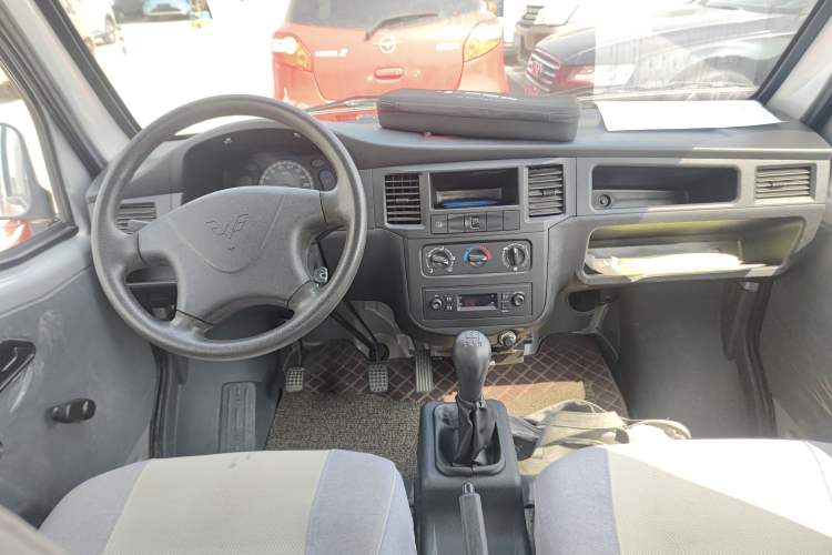 Used Wuling Zhiguang Small Truck 2020 1.2L Double Cab Center Console