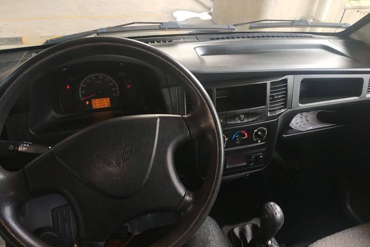 Used Wuling Zhiguang Small Truck 2020 1.2L Double Cab Center Console