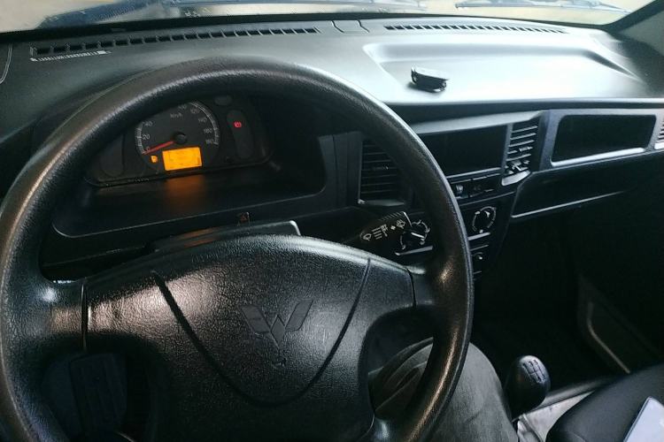 Used Wuling Zhiguang Small Truck 2020 1.2L Single Cab Interior 2
