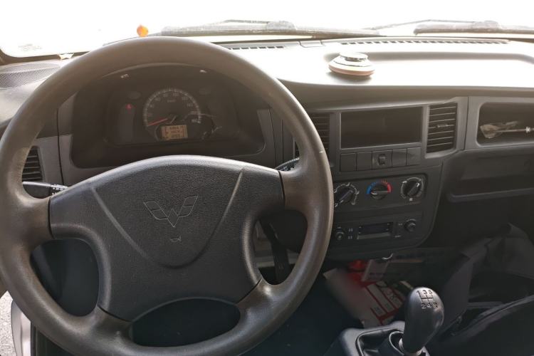 Used Wuling Zhiguang Small Truck 2020 1.2L Double Cab Interior 2