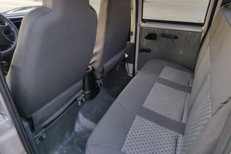 Used Wuling Zhiguang Small Truck 2020 1.2L Double Cab Interior 3