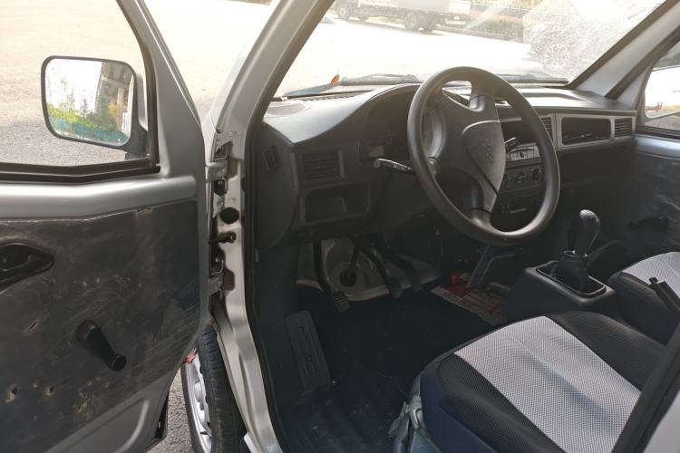 Used Wuling Zhiguang Small Truck 2020 1.2L Double Cab Interior 3
