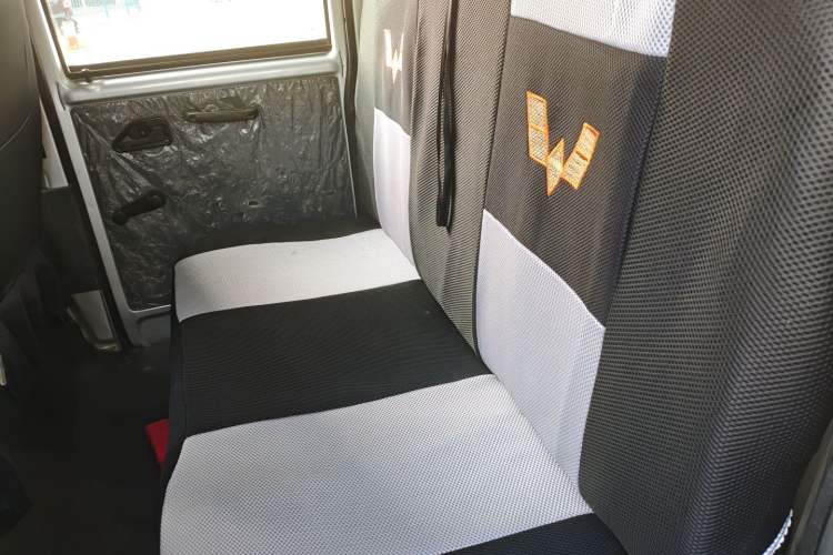 Used Wuling Zhiguang Small Truck 2020 1.2L Double Cab Interior 4