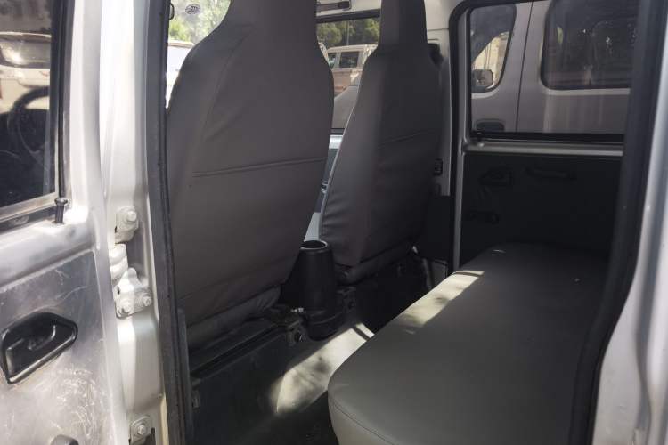 Used Wuling Zhiguang Small Truck 2020 1.2L Double Cab Interior 4