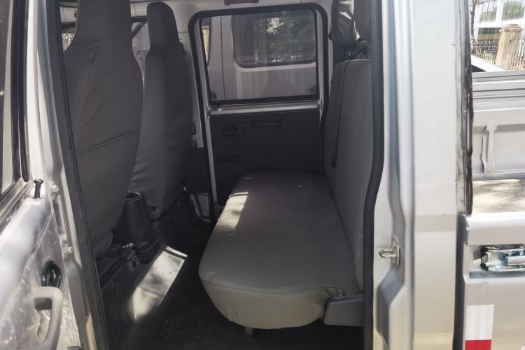 Used Wuling Zhiguang Small Truck 2020 1.2L Double Cab Interior 5