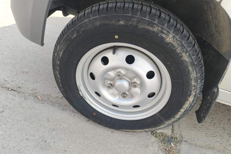 Used Wuling Zhiguang Small Truck 2020 1.2L Double Cab Left Front Wheel Hub