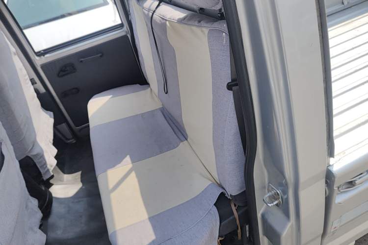 Used Wuling Zhiguang Small Truck 2020 1.2L Double Cab Left Rear Seat