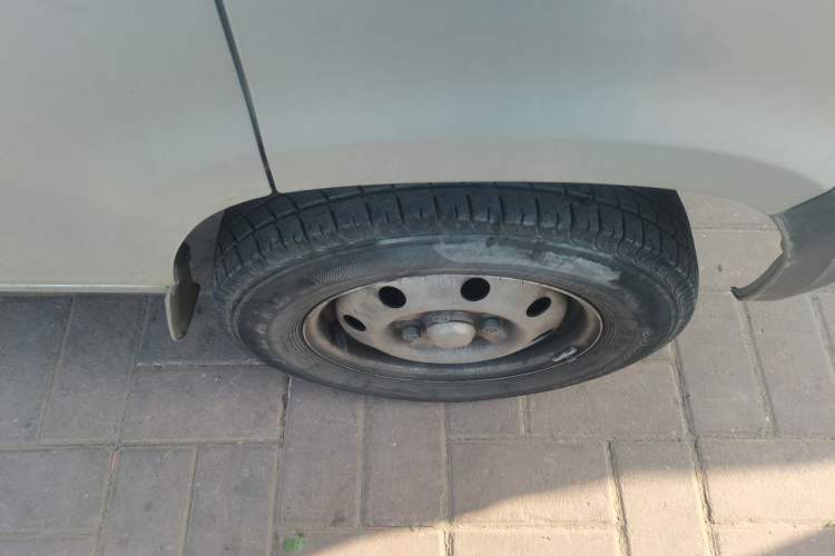 Used Wuling Zhiguang Small Truck 2020 1.2L Double Cab Right Front Wheel Hub