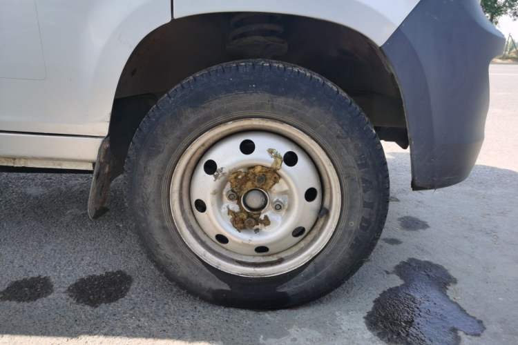 Used Wuling Zhiguang Small Truck 2020 1.2L Single Cab Right Front Wheel Hub