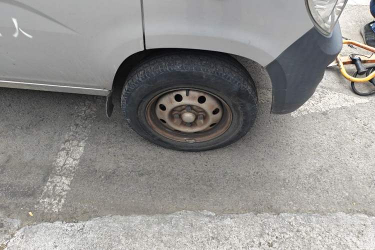 Used Wuling Zhiguang Small Truck 2020 1.2L Single Cab Right Front Wheel Hub