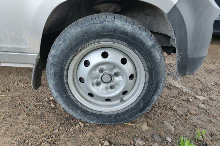 Used Wuling Zhiguang Small Truck 2020 1.2L Double Cab Right Front Wheel Hub