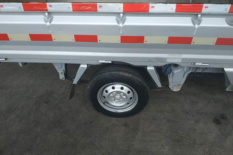 Used Wuling Zhiguang Small Truck 2020 1.2L Double Cab Right Rear Wheel Hub
