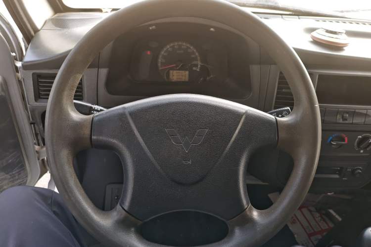 Used Wuling Zhiguang Small Truck 2020 1.2L Double Cab Steering Wheel