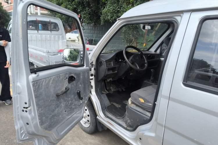Used Wuling Zhiguang Small Truck 2020 1.2L Double Cab Driver Seat