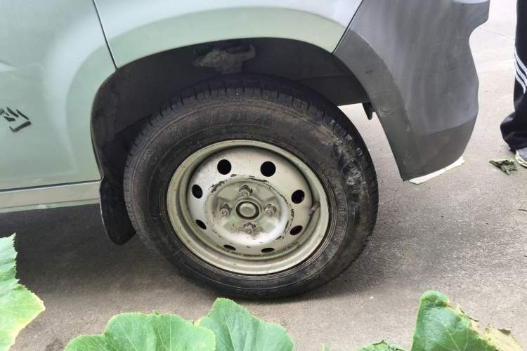 Used Wuling Zhiguang Small Truck 2020 1.2L Double Cab Right Front Wheel Hub