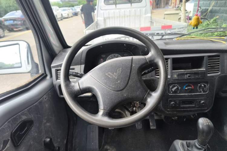 Used Wuling Zhiguang Small Truck 2020 1.2L Double Cab Steering Wheel