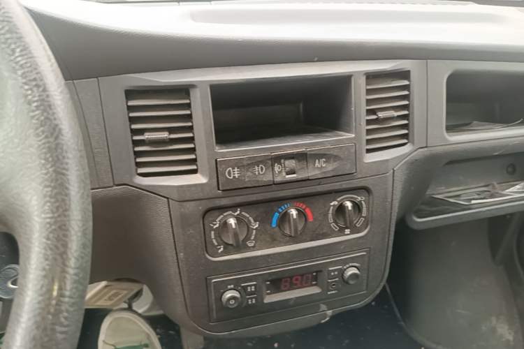 Used Wuling Zhiguang Small Truck 2023 1.5L Double-Cab LAR Audio And AC Panel