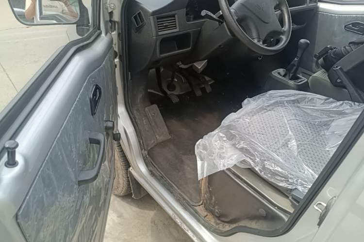Used Wuling Zhiguang Small Truck 2023 1.5L Double-Cab LAR Driver Seat