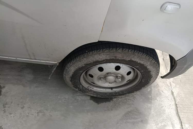 Used Wuling Zhiguang Small Truck 2023 1.5L Double-Cab LAR Right Front Wheel Hub