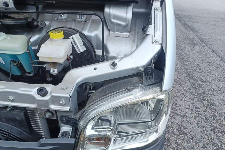 Used Wuling Zhiguang Small Truck 2023 1.5L Double-Cab LAR Engine Bay Left