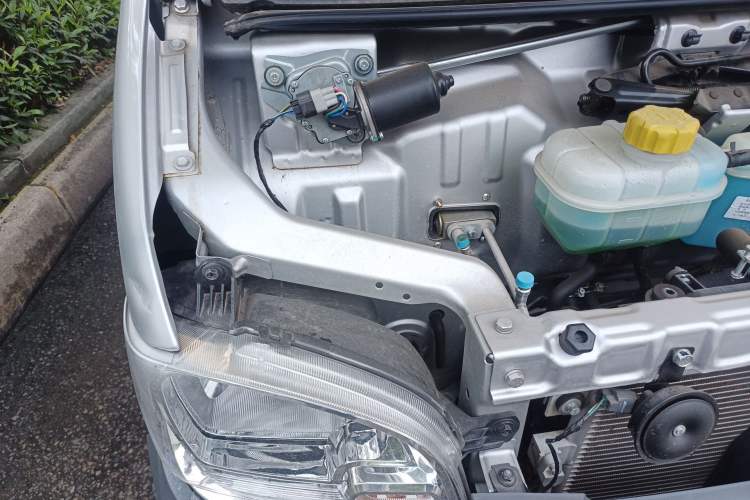 Used Wuling Zhiguang Small Truck 2023 1.5L Double-Cab LAR Engine Bay Right