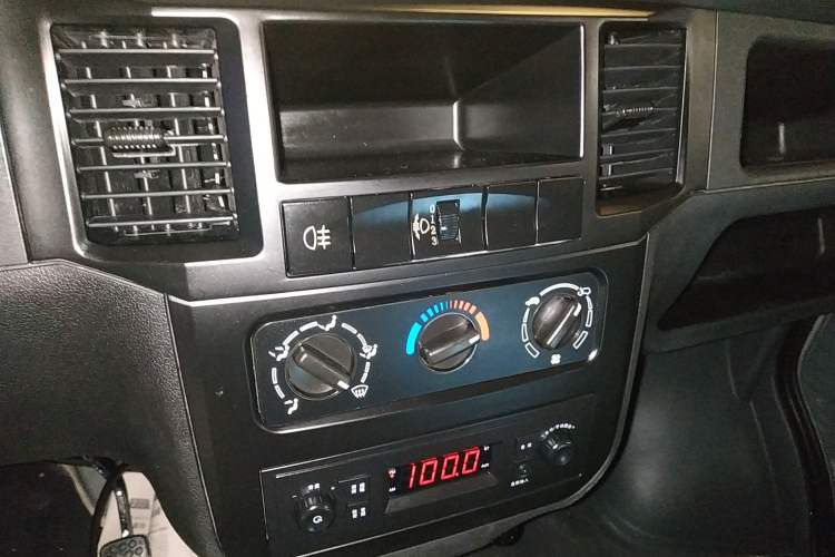 Used Wuling Zhiguang Small Truck 2023 1.5L Single-Row LAR Audio And AC Panel
